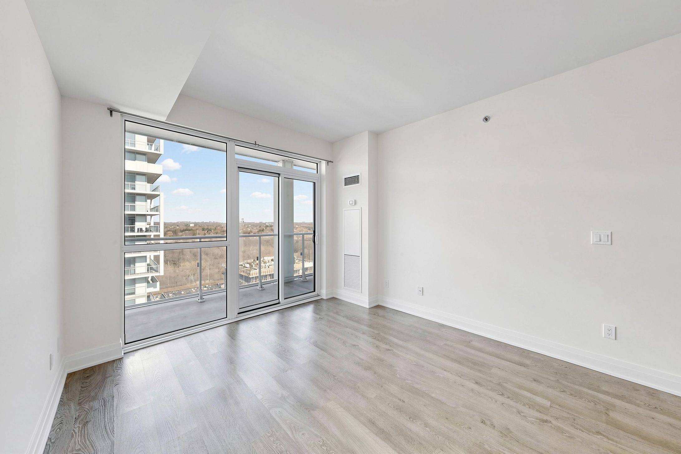 55 Speers RD #1702, Oakville, ON L6K 0H9