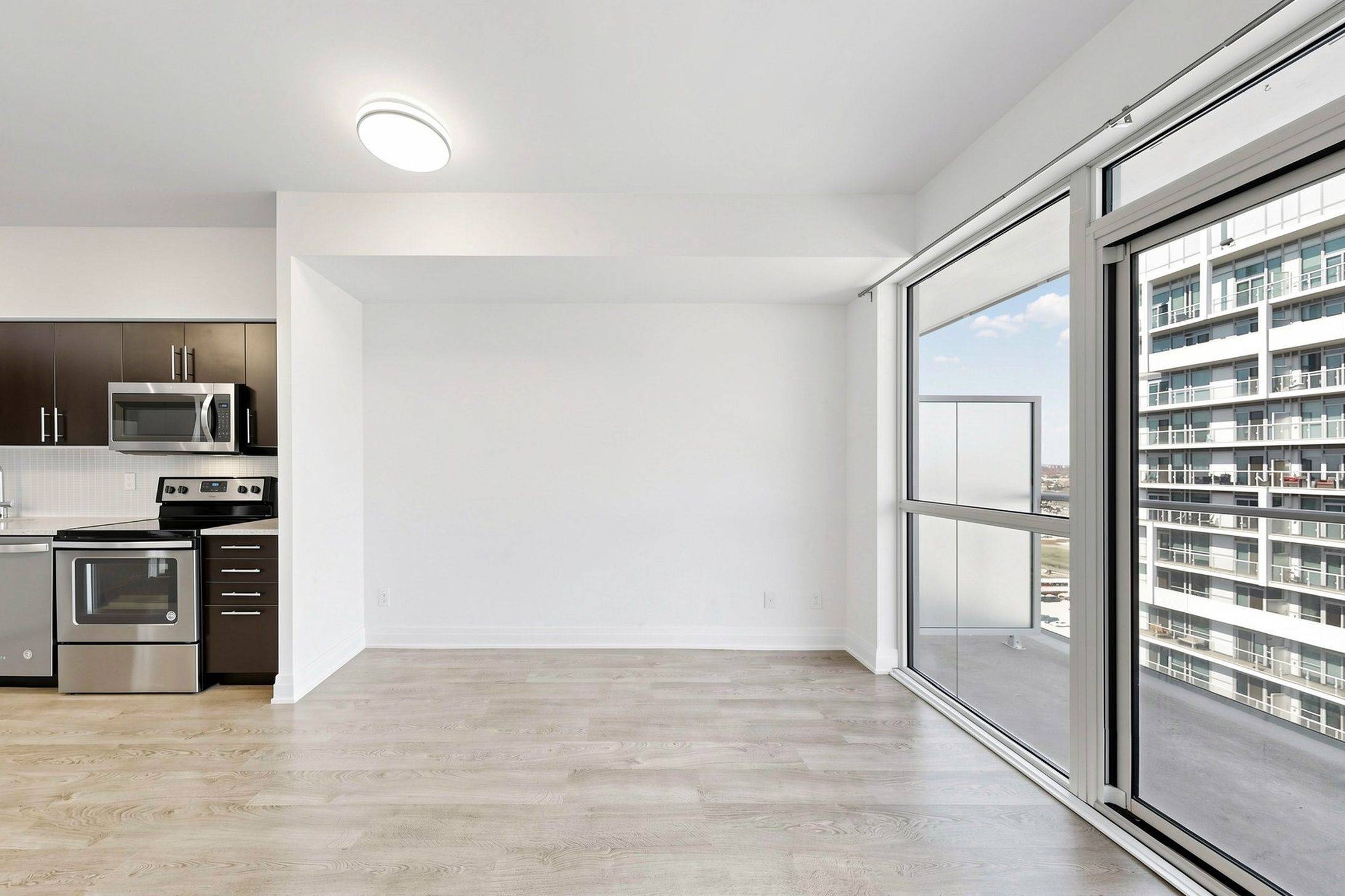 55 Speers RD #1702, Oakville, ON L6K 0H9