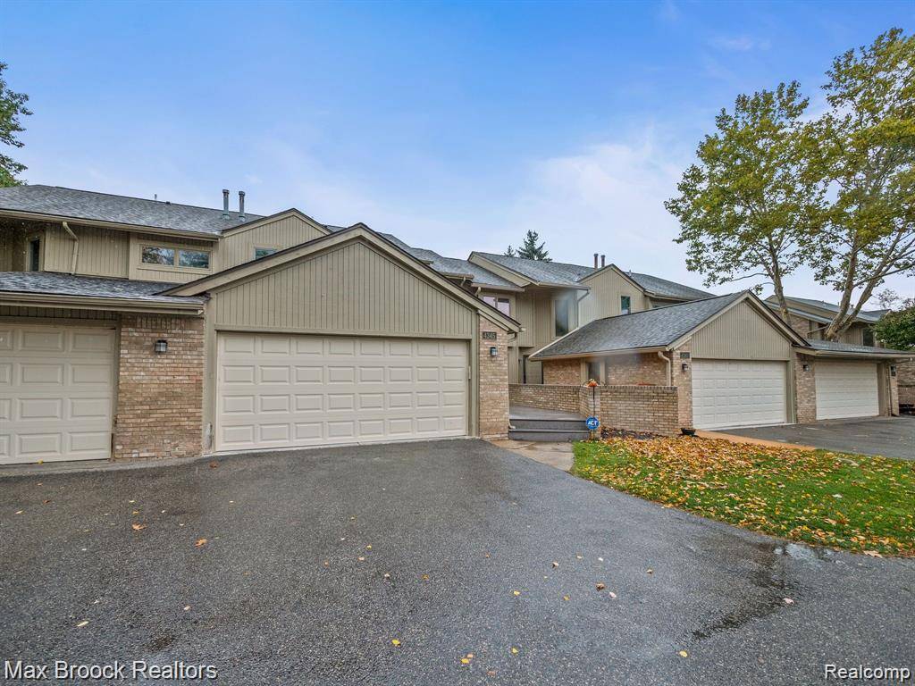 4231 Foxpointe DR, West Bloomfield Charter Township, MI 48323