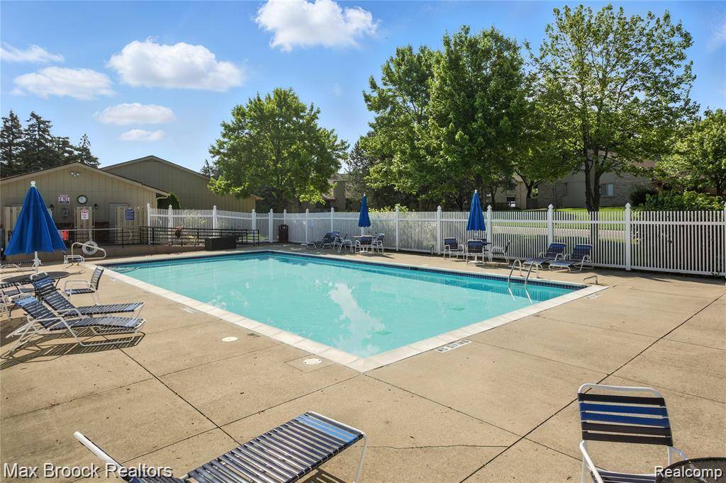 4231 Foxpointe DR, West Bloomfield Charter Township, MI 48323