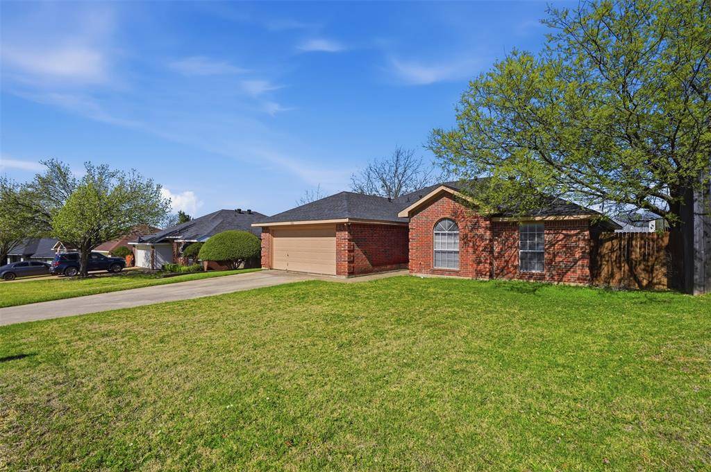 1026 Meadowbend Drive, Cedar Hill, TX 75104