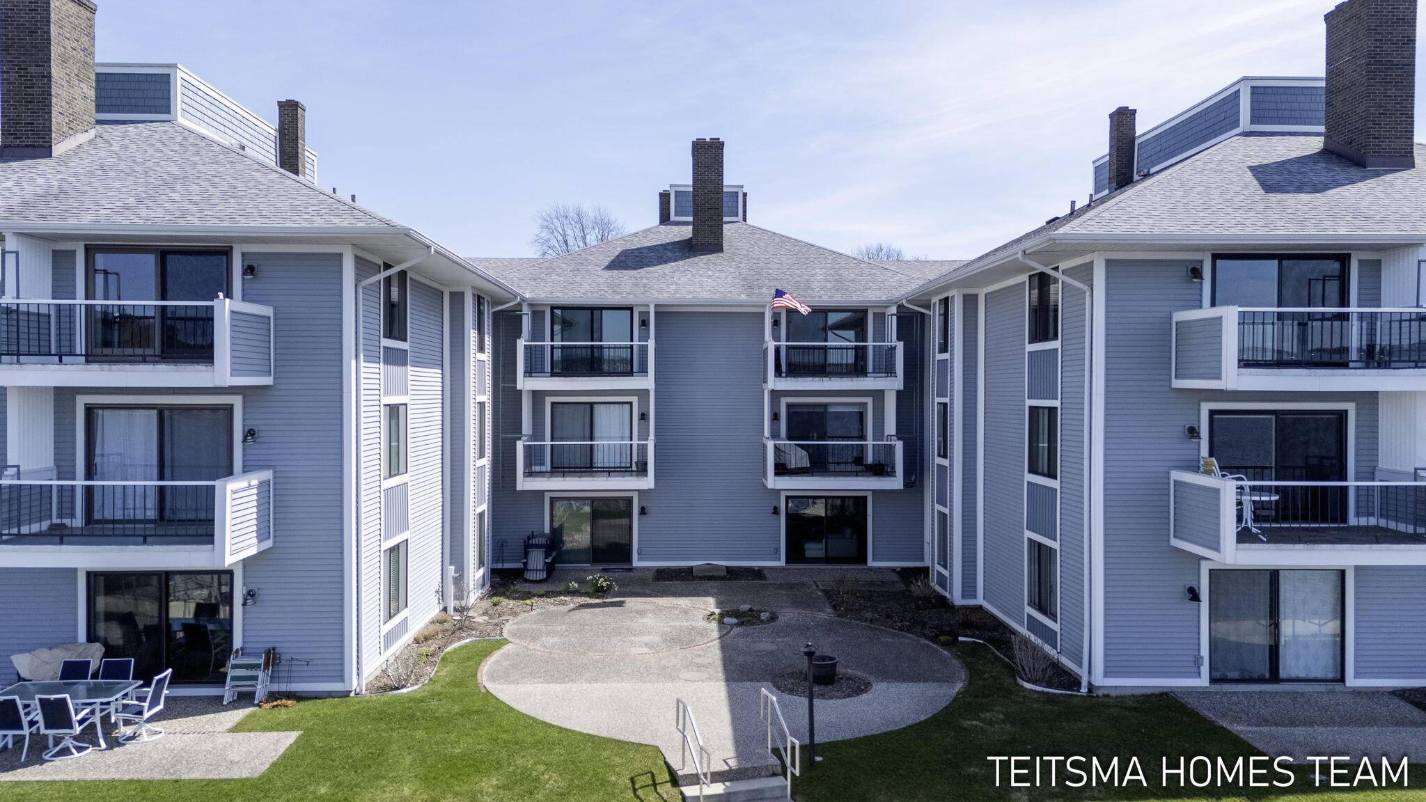 400 Lakeview CT #25D, Spring Lake Vllg, MI 49456