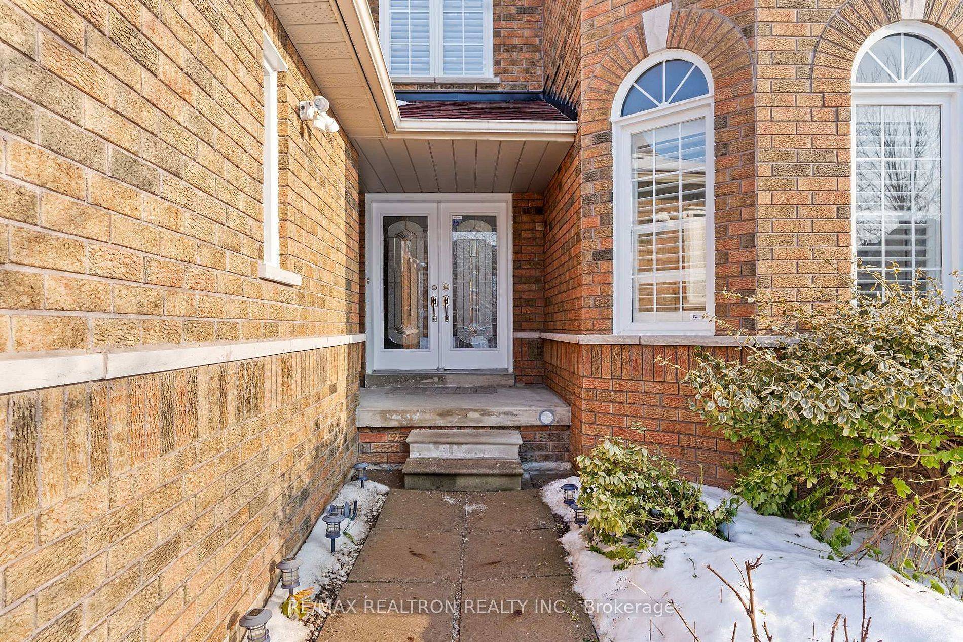 13 Freeston CRES, Ajax, ON L1T 3Z9