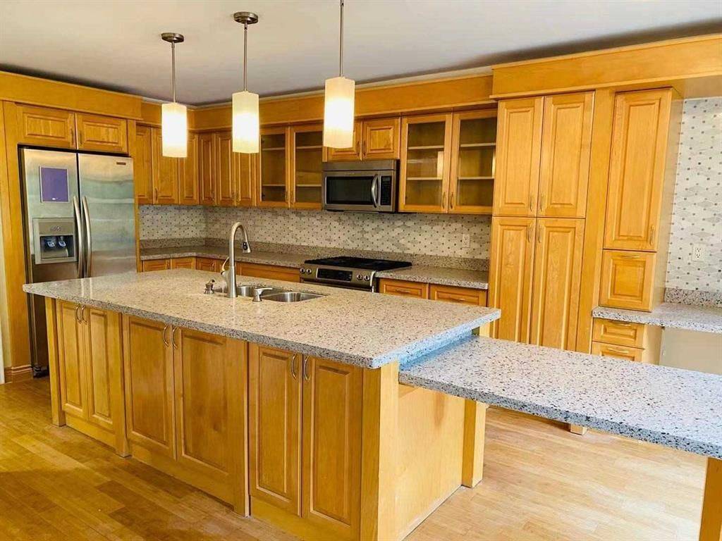 168 Timpson DR #Main & 2nd, Aurora, ON L4G 5N2