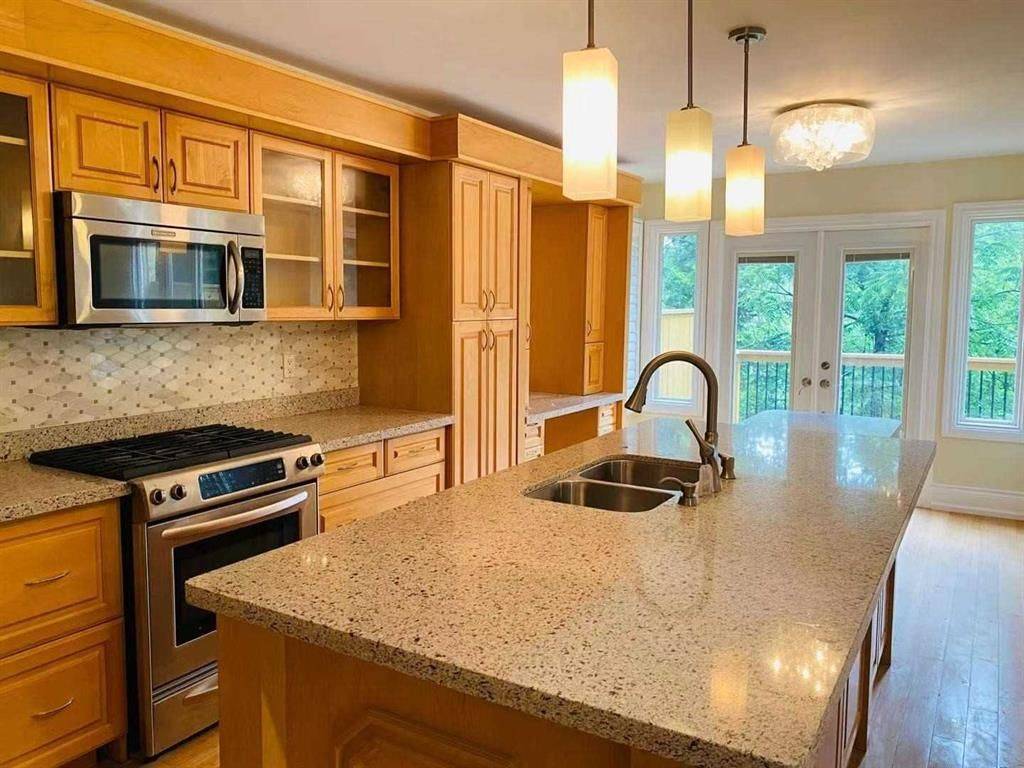 168 Timpson DR #Main & 2nd, Aurora, ON L4G 5N2