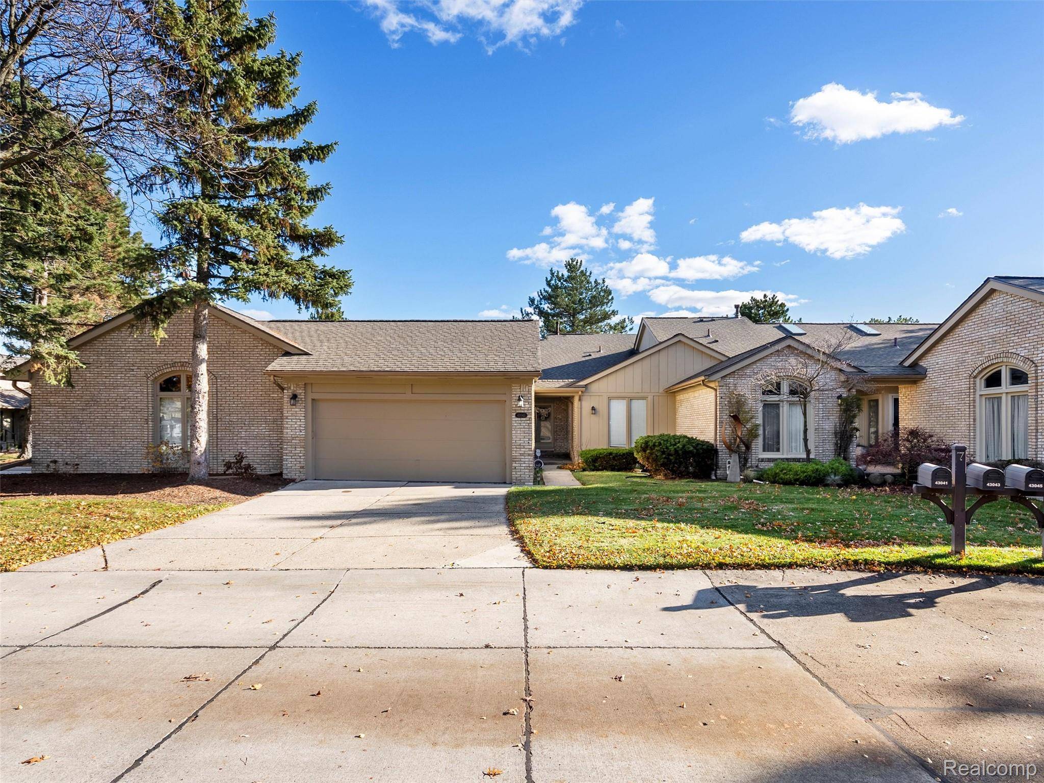 43043 W Kirkwood DR, Clinton Charter Township, MI 48038