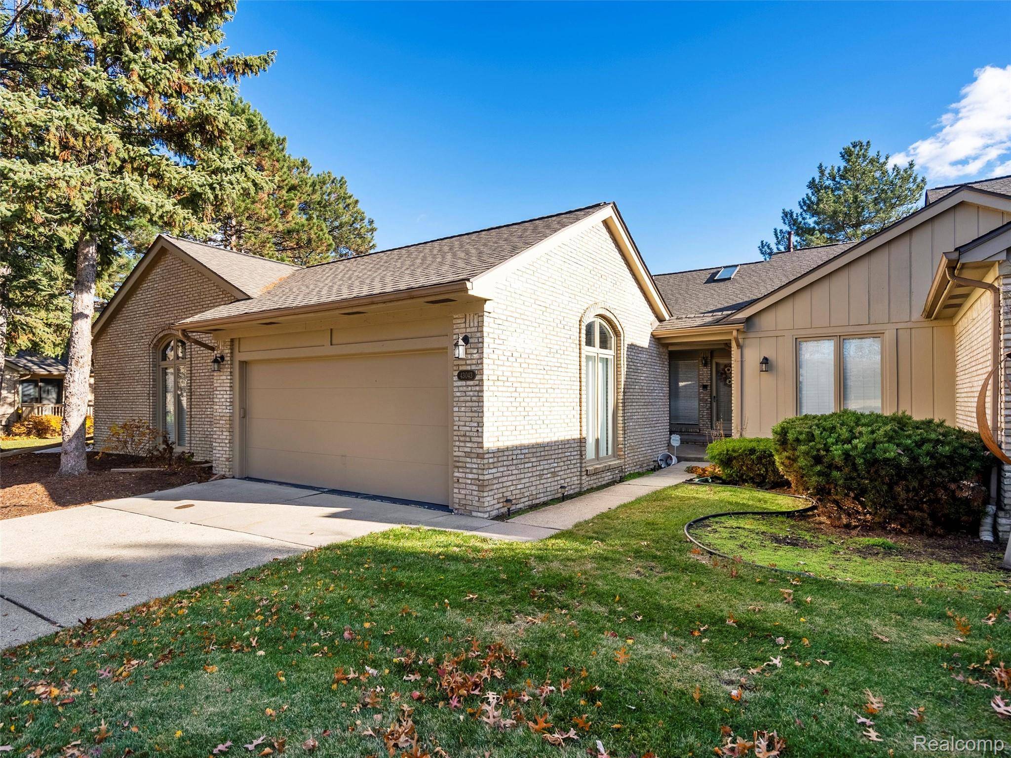 43043 W Kirkwood DR, Clinton Charter Township, MI 48038