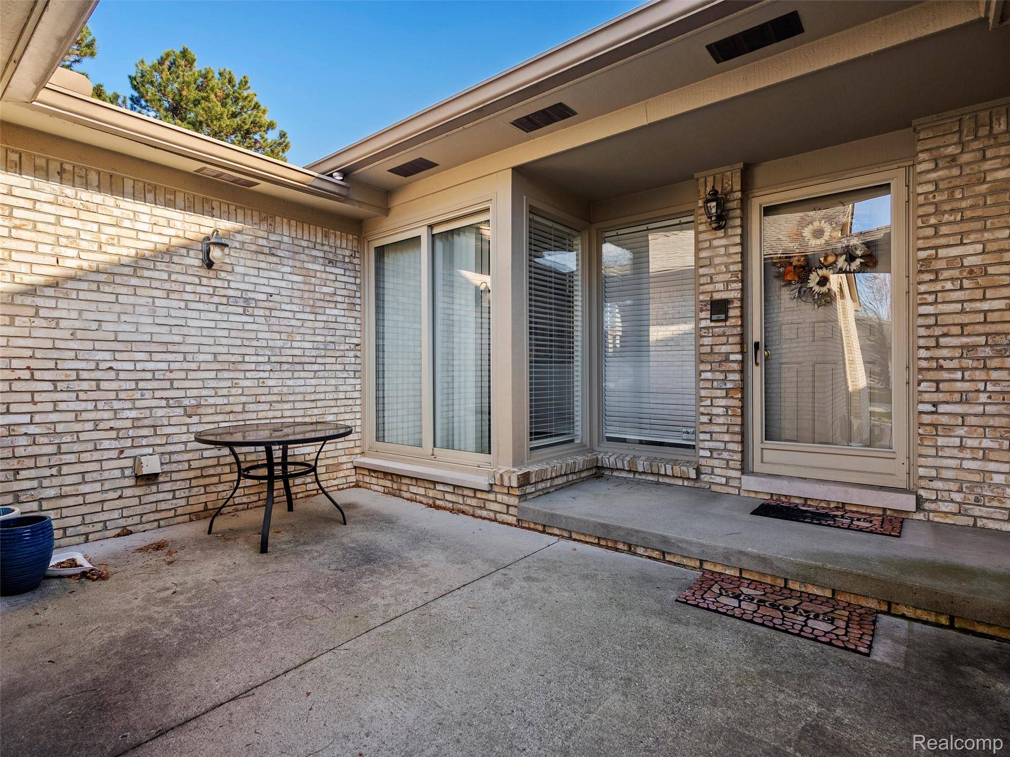 43043 W Kirkwood DR, Clinton Charter Township, MI 48038