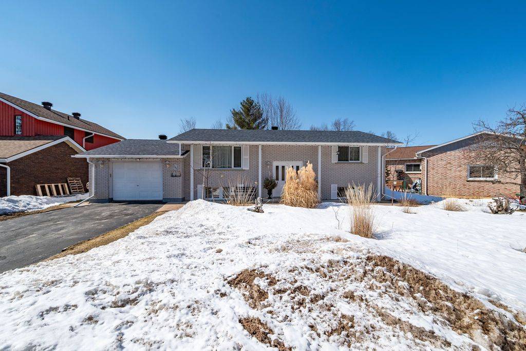 101 Frontenac CRES, Deep River, ON K0J 1P0