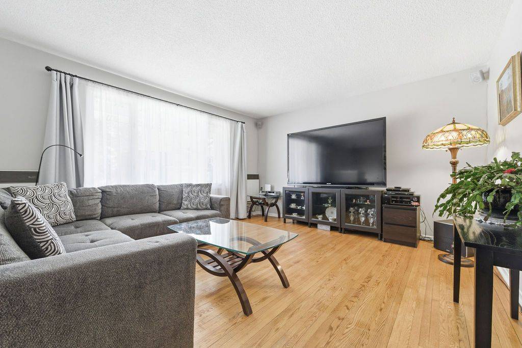 101 Frontenac CRES, Deep River, ON K0J 1P0