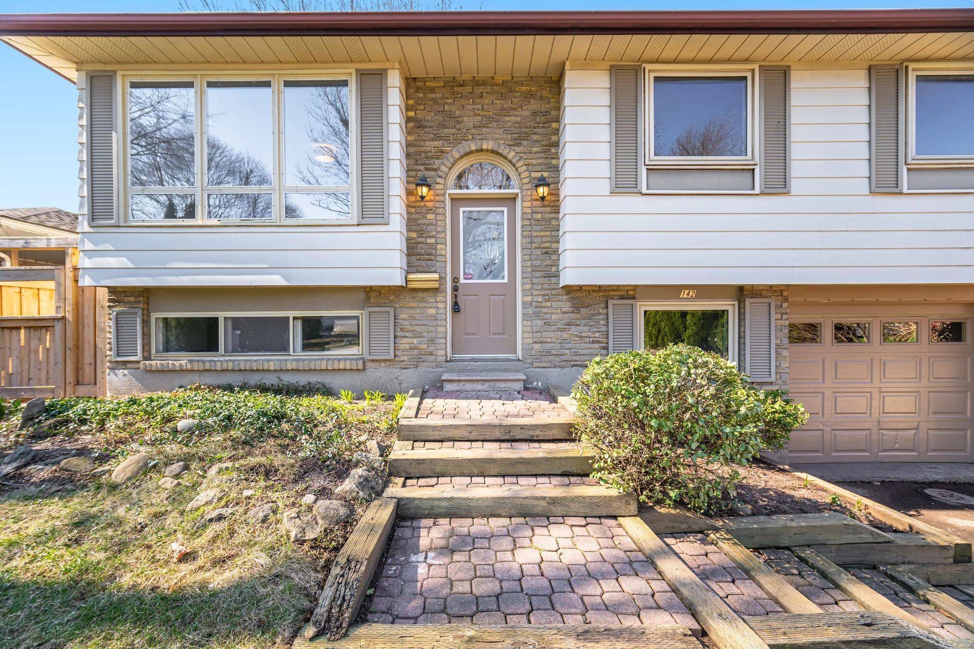 142 Osborne CRES, Oakville, ON L6M 1G1