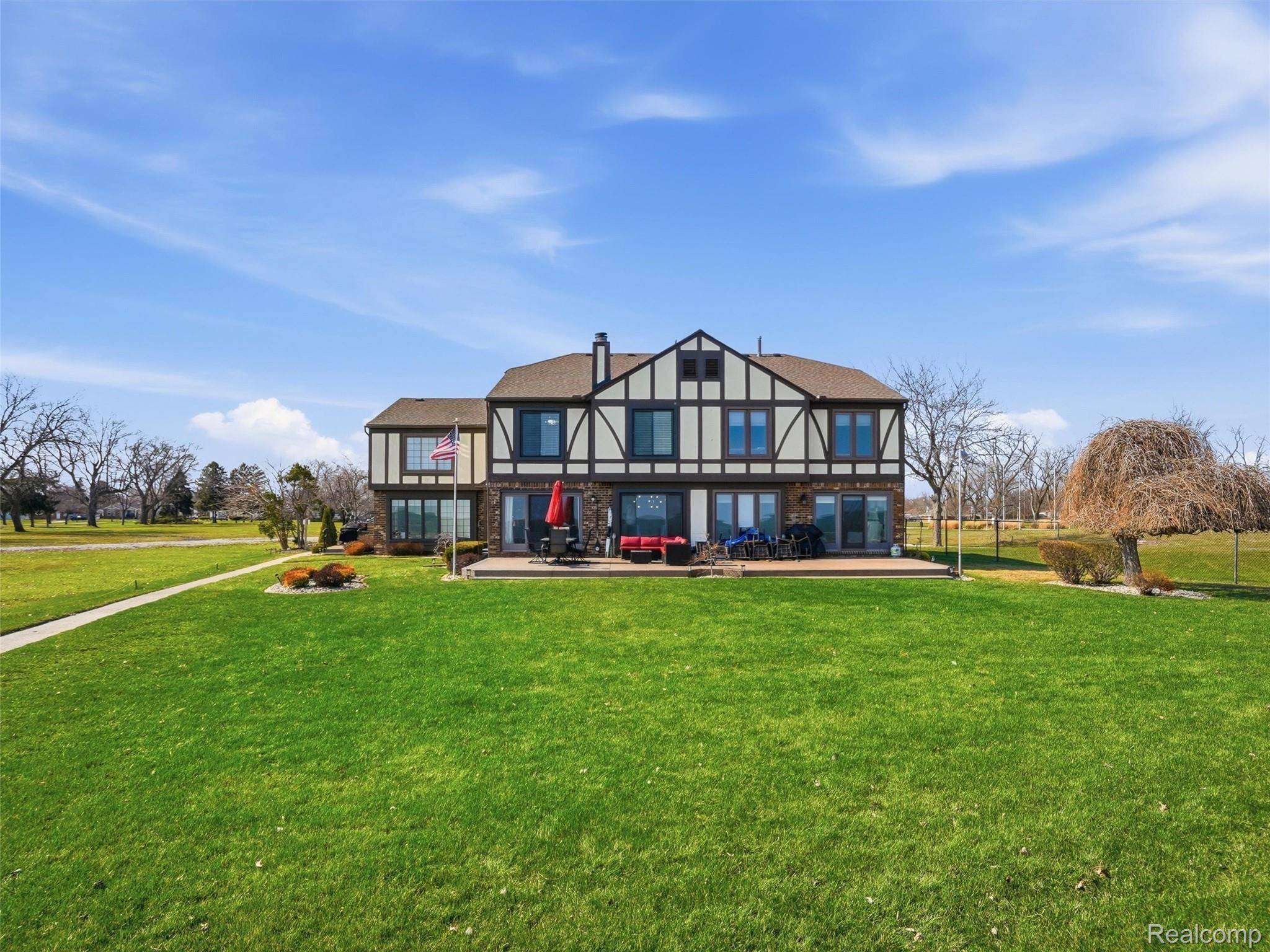 102 Lac Sainte Claire DR, St. Clair Shores, MI 48082