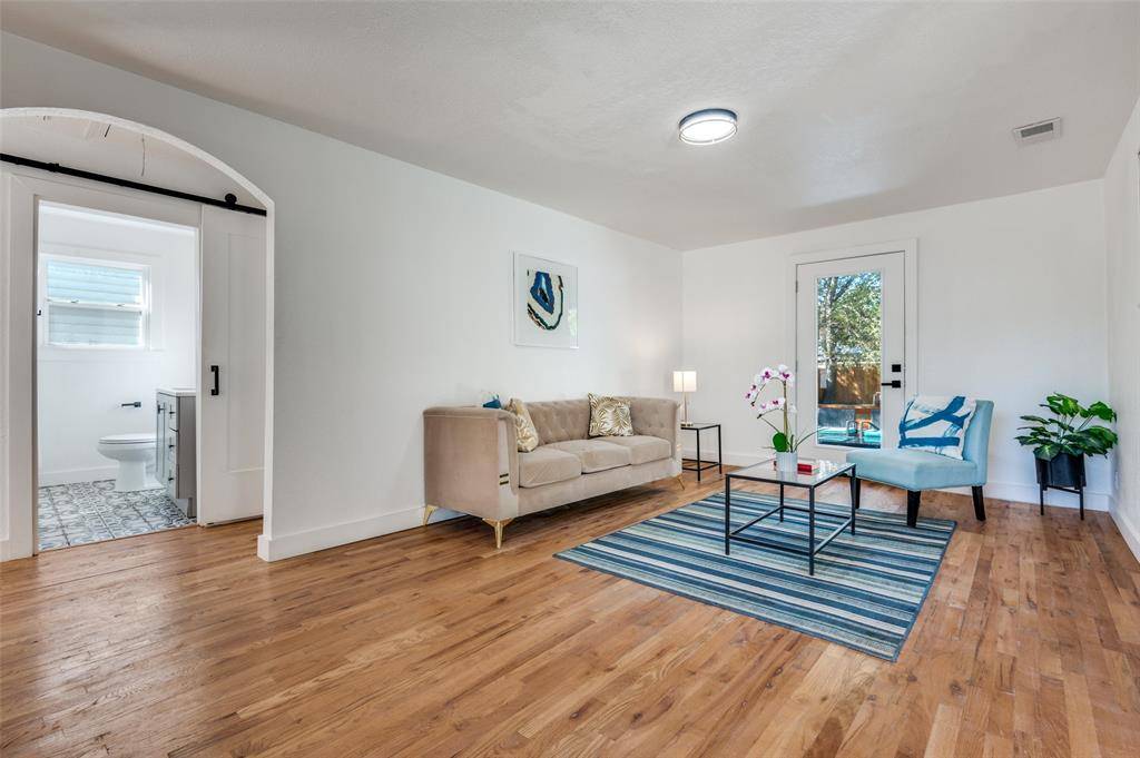 927 S Franklin Street, Dallas, TX 75211