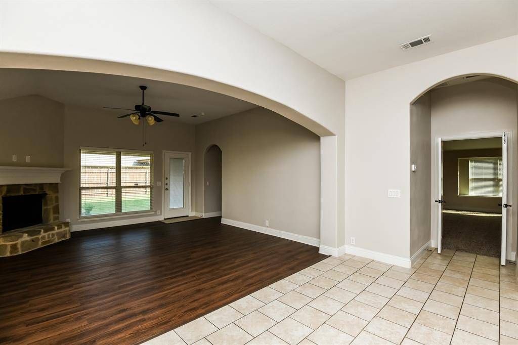 826 Graham Drive, Burleson, TX 76028