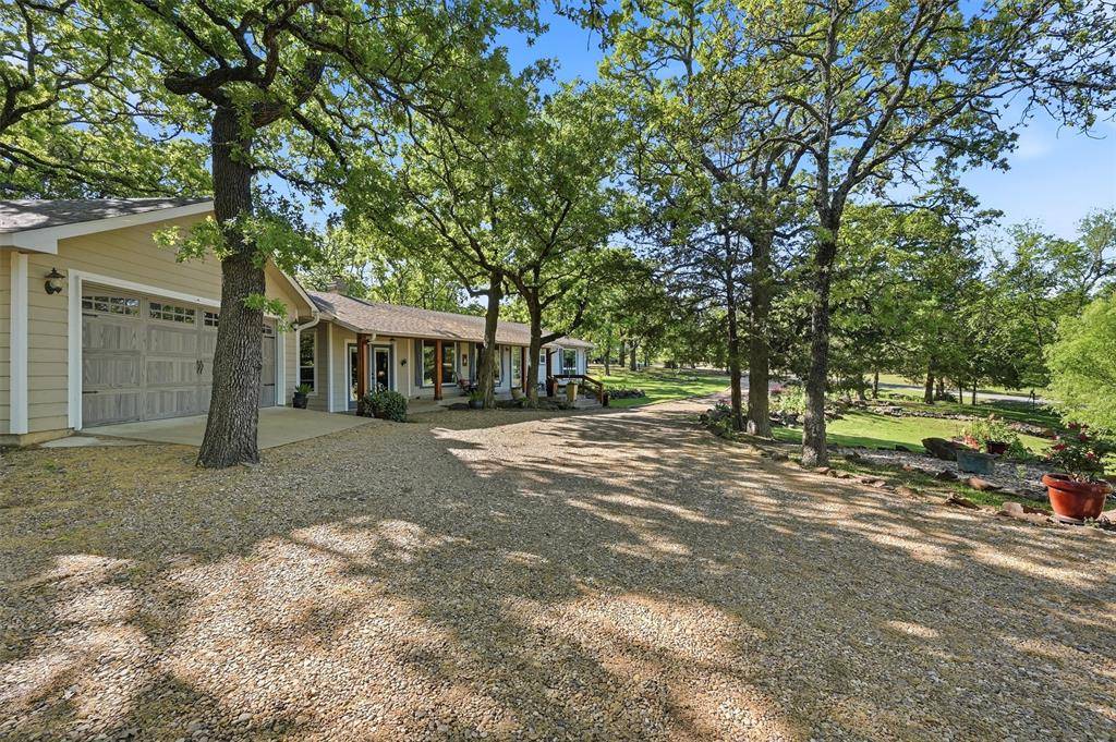 301 Kiowa Drive E, Lake Kiowa, TX 76240