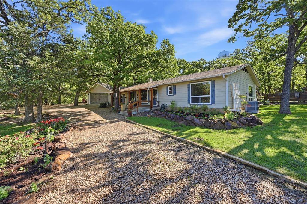 301 Kiowa Drive E, Lake Kiowa, TX 76240