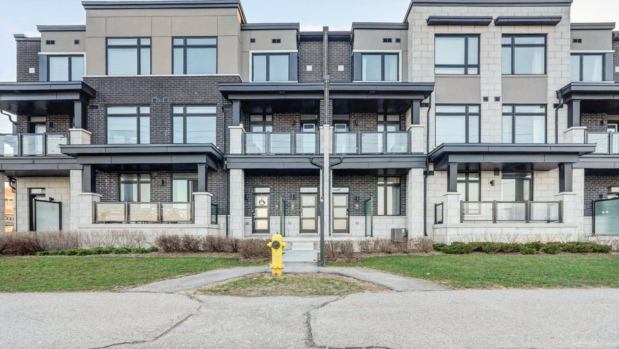 2550 Castlegate Crossing N/A #103, Pickering, ON L1X 0H6