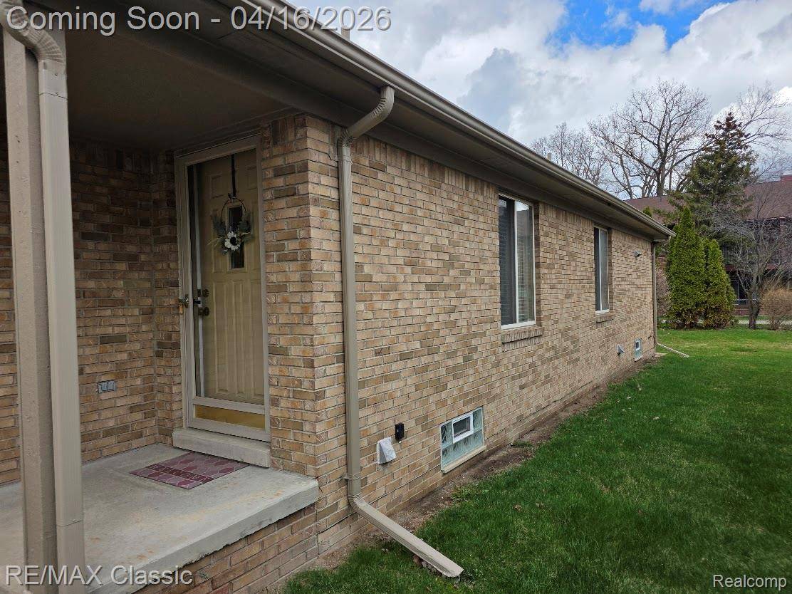 3909 Sunflower LN, Warren, MI 48091