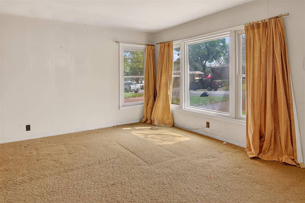 1224 S Brazos Street, Weatherford, TX 76086