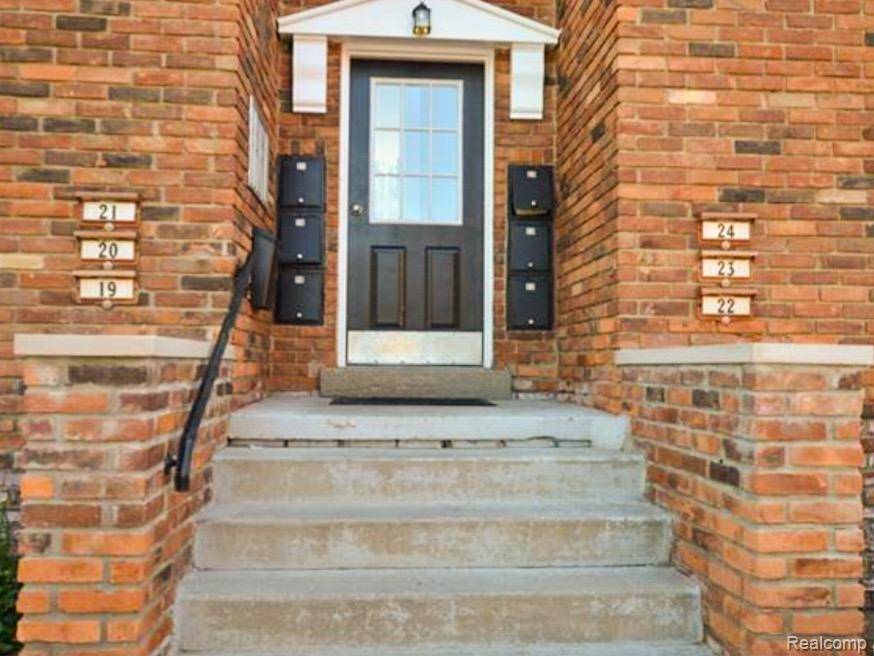 31831 GRAND RIVER AVE #19, Farmington, MI 48336