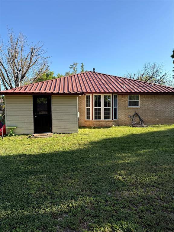 114 W Spencer Street, Bangs, TX 76823