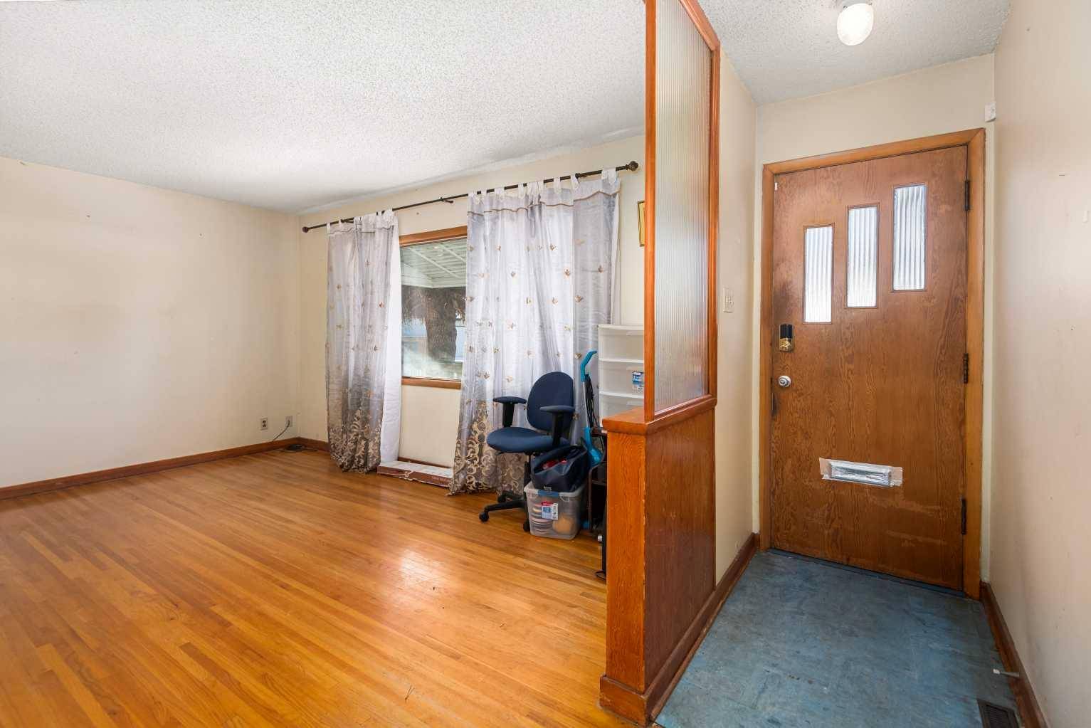 2616 22 ST NW, Calgary, AB T2M 3X1