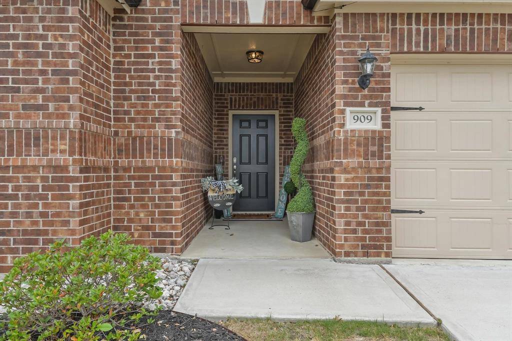 909 First Street, Sanger, TX 76266