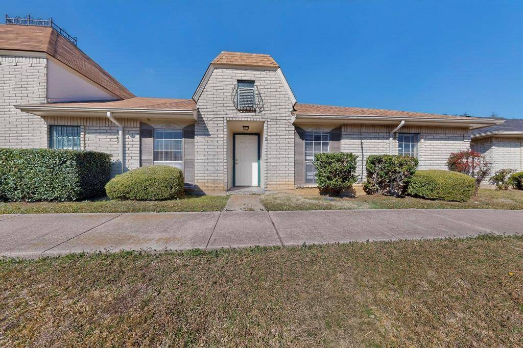 8 W Townhouse Lane #32, Grand Prairie, TX 75052