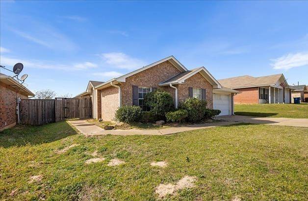 1112 Woodlands Park Drive, Lindale, TX 75771