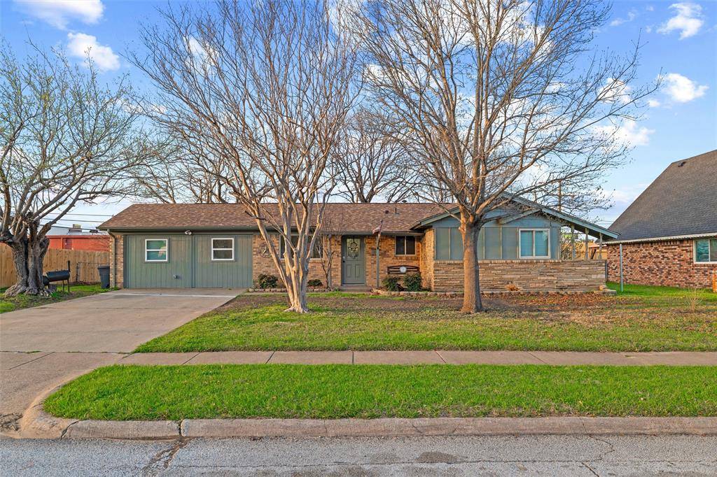 614 Greenbrook Lane, Grand Prairie, TX 75052