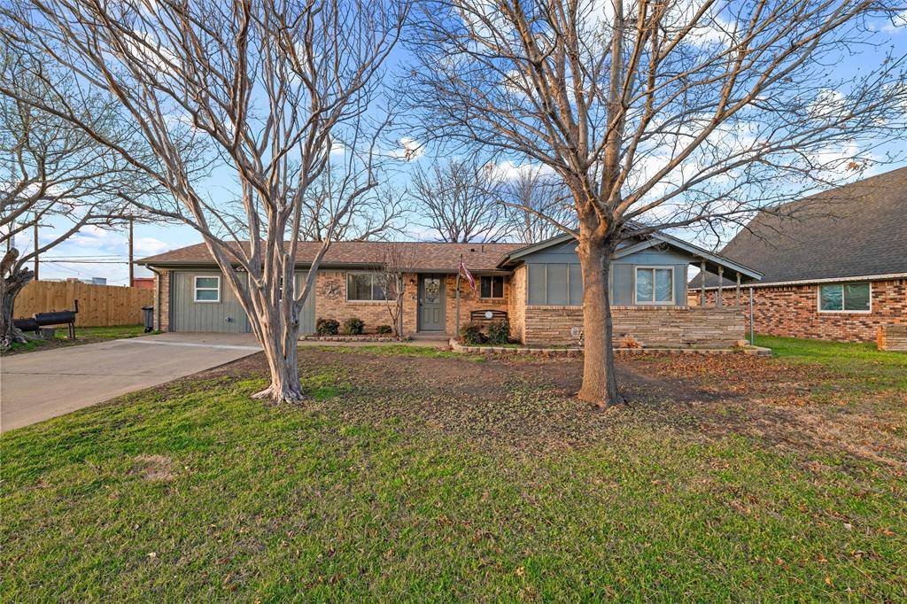 614 Greenbrook Lane, Grand Prairie, TX 75052