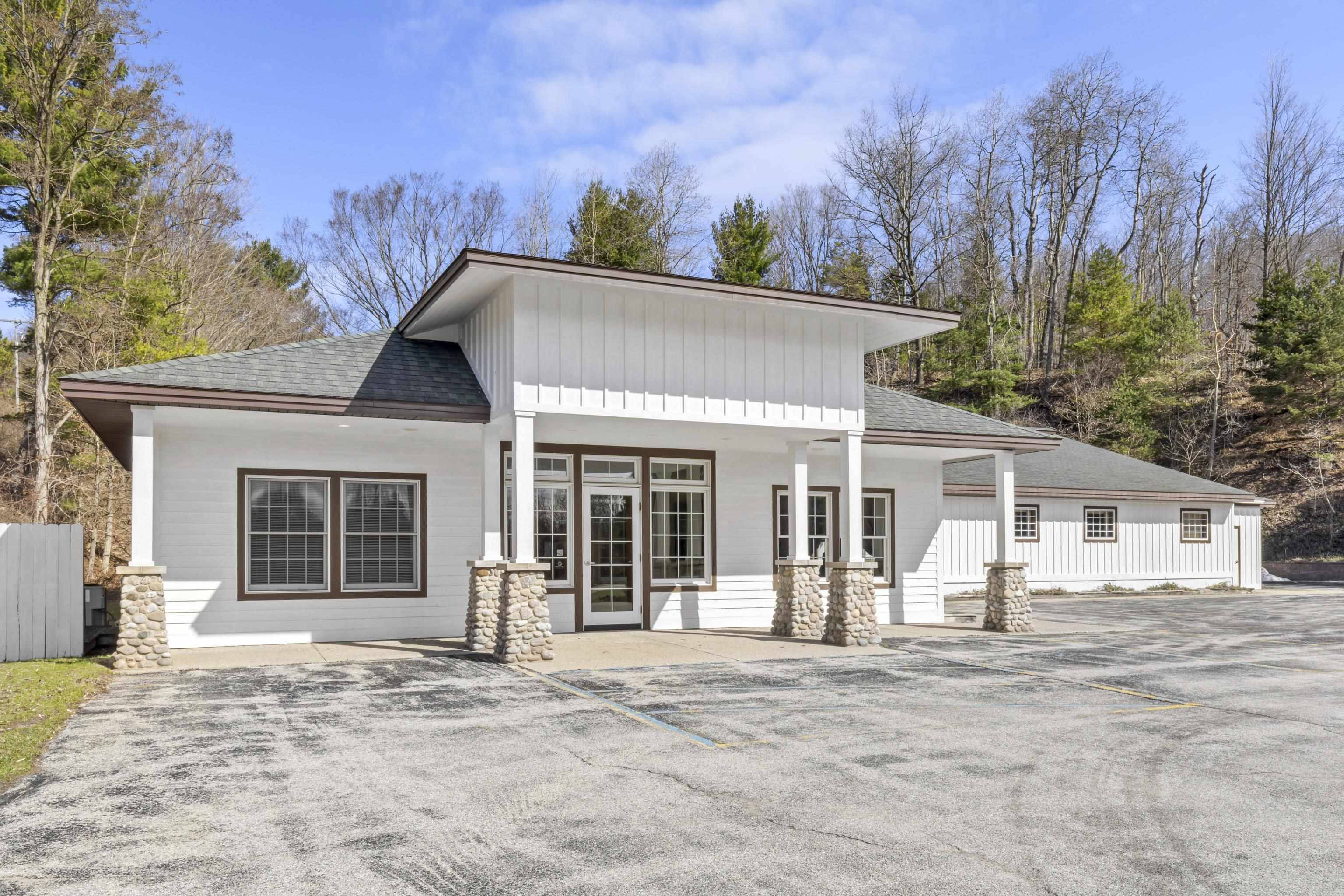 734 Beulah HWY, Benzonia Twp, MI 49635