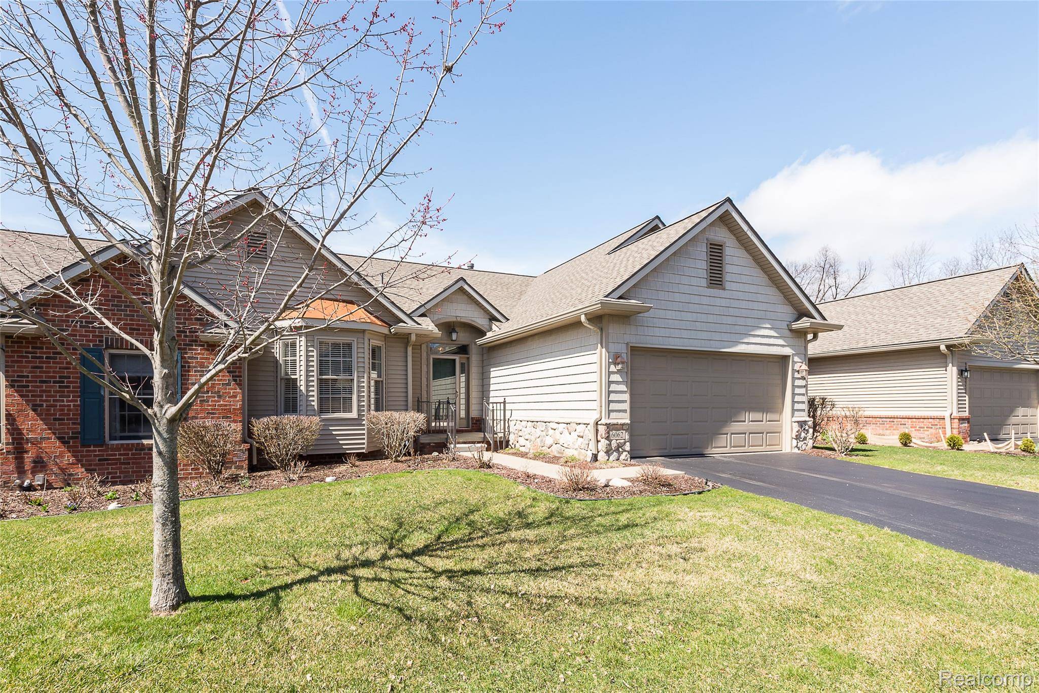 6062 Green Ash DR, Brighton, MI 48116