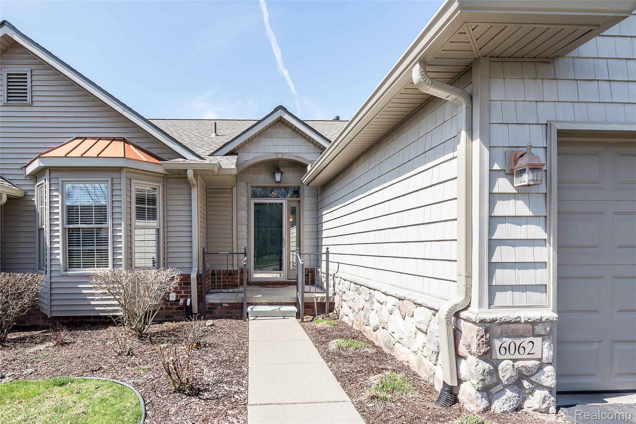 6062 Green Ash DR, Brighton, MI 48116