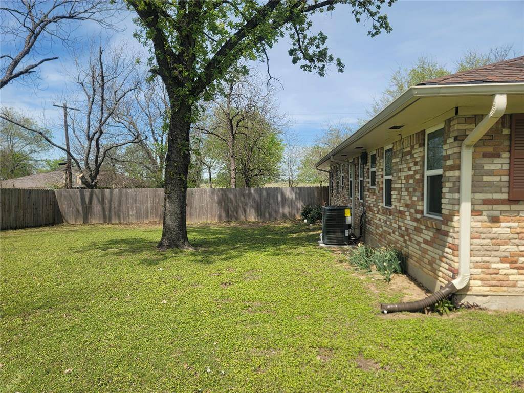 215 N Karl Cayton Street, Groesbeck, TX 76642