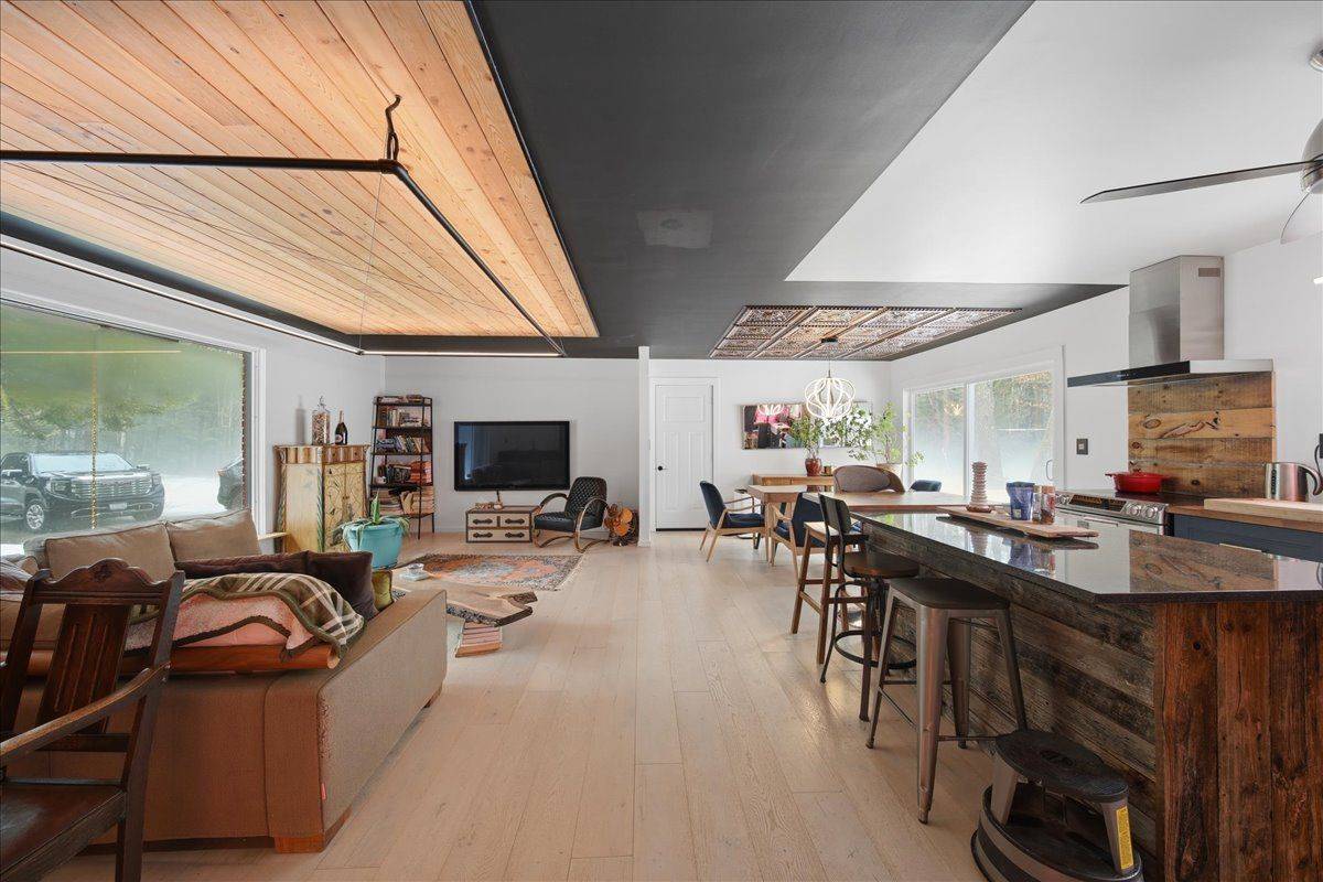 1460 Peterson RD, Bracebridge, ON P1L 1X1