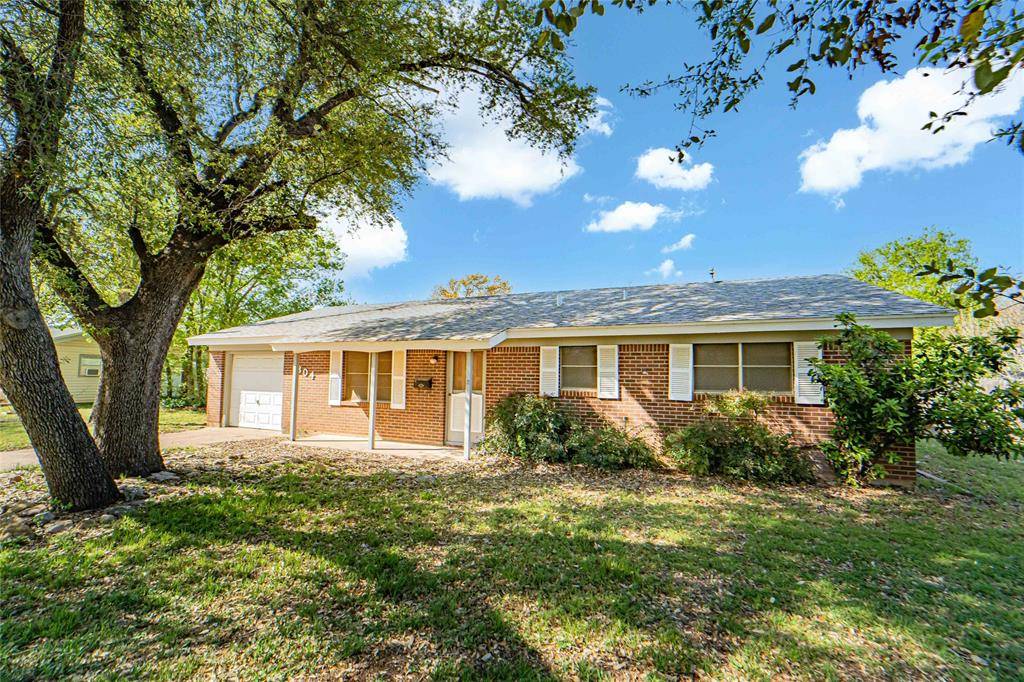 1304 Sycamore Street, Breckenridge, TX 76424