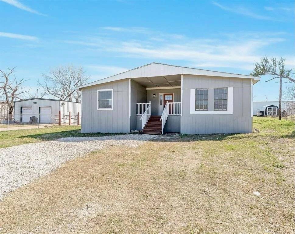 715 Comanche Cove Drive, Granbury, TX 76048