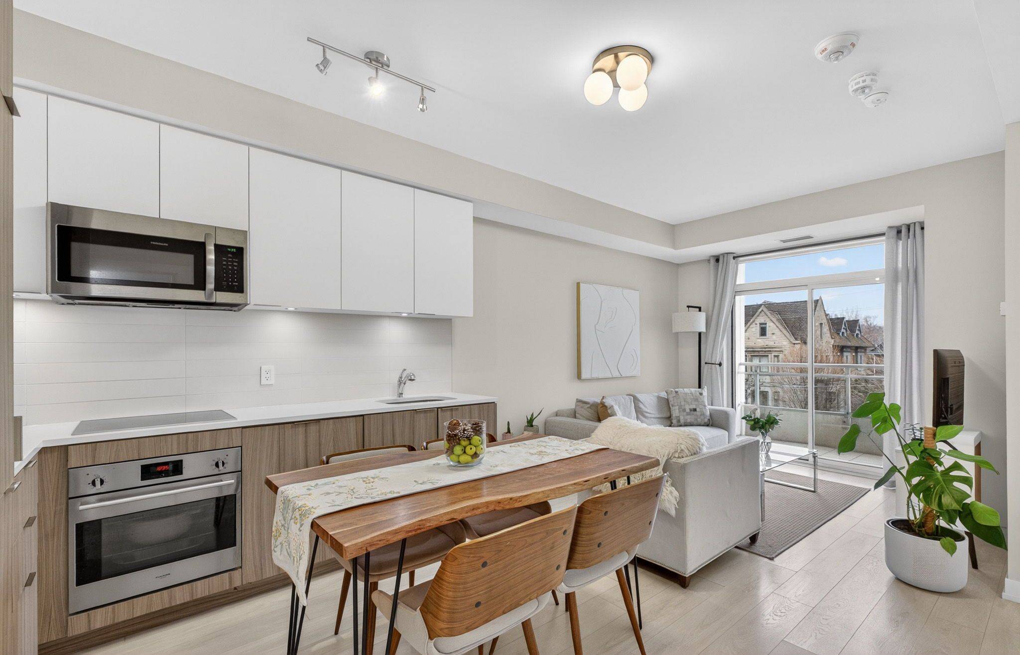 223 St Clair AVE W #212, Toronto C02, ON M4V 1R3