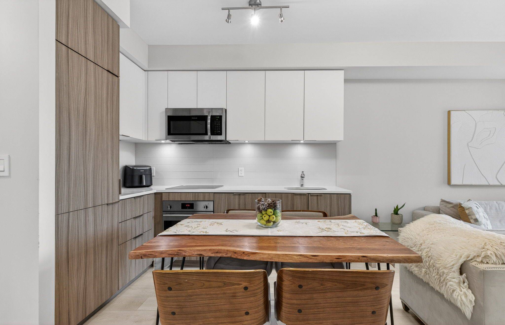 223 St Clair AVE W #212, Toronto C02, ON M4V 1R3