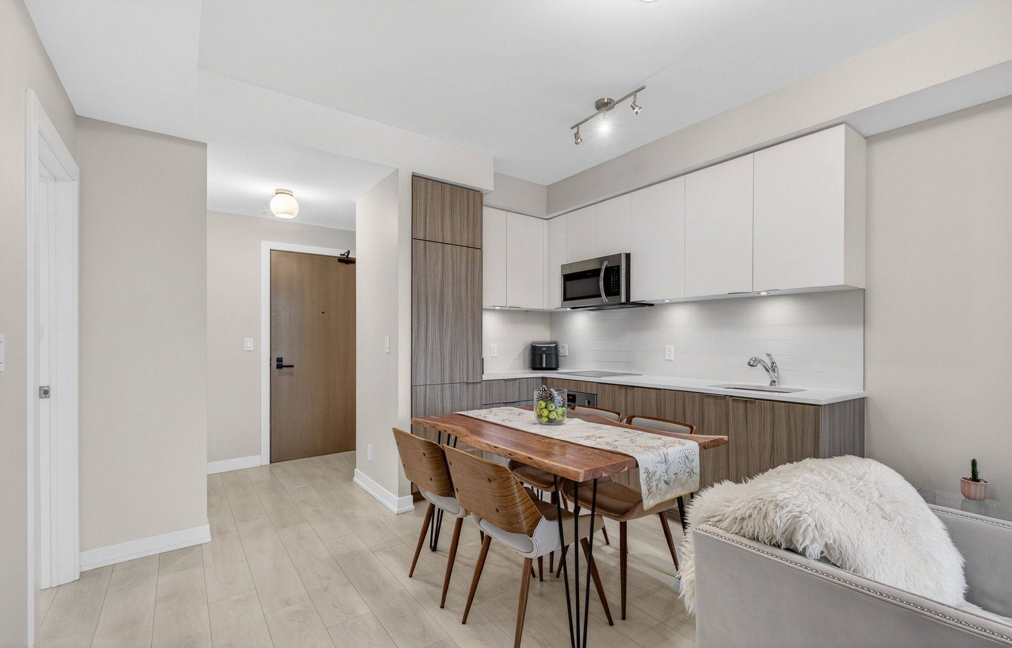 223 St Clair AVE W #212, Toronto C02, ON M4V 1R3