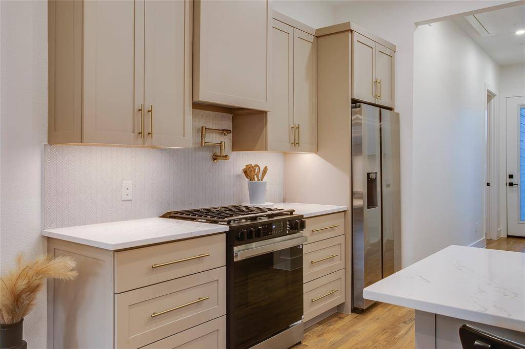 910 Hollywood Avenue, Dallas, TX 75208