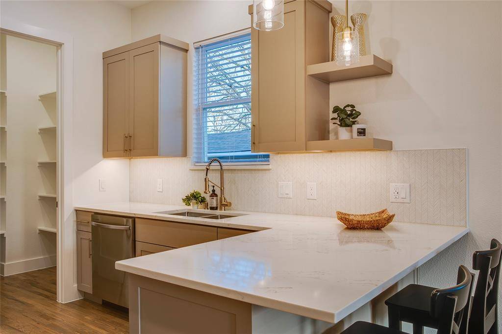 910 Hollywood Avenue, Dallas, TX 75208