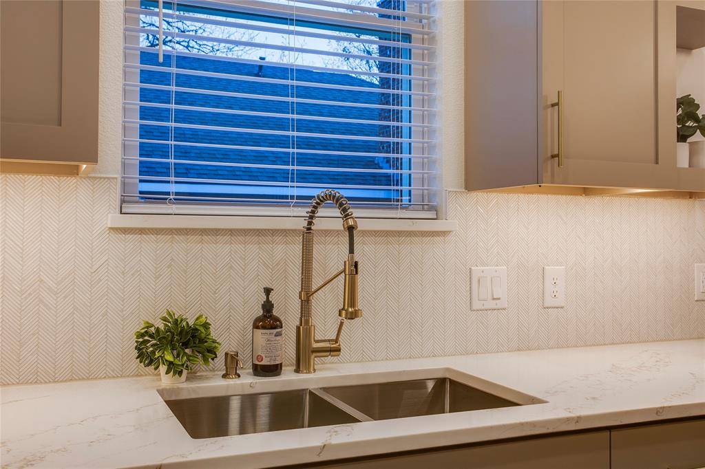 910 Hollywood Avenue, Dallas, TX 75208