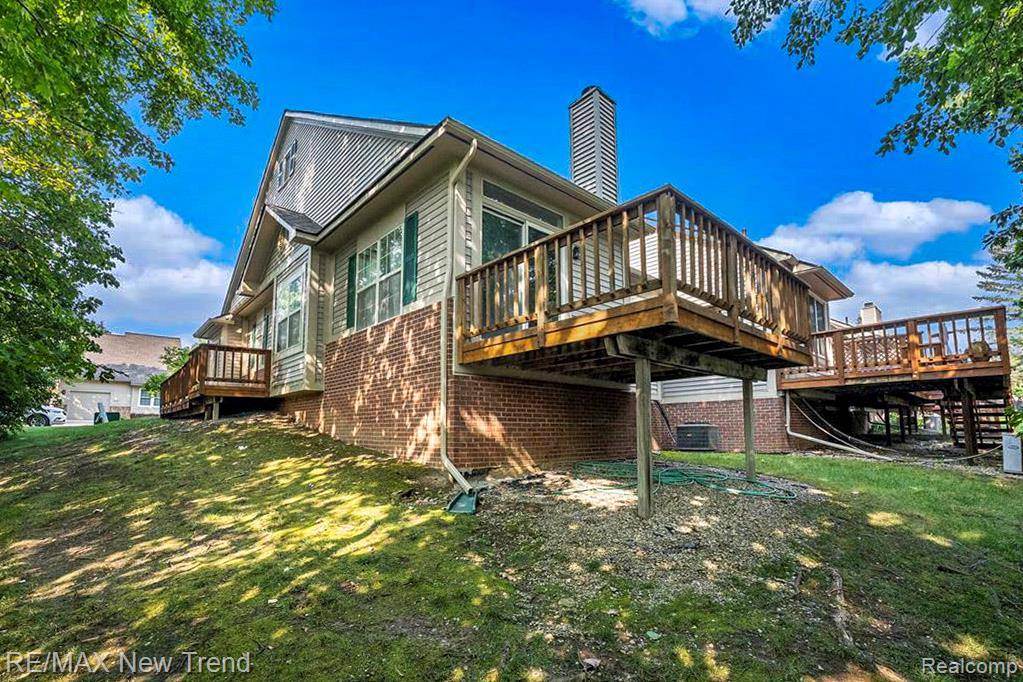 41785 Independence DR, Novi, MI 48377