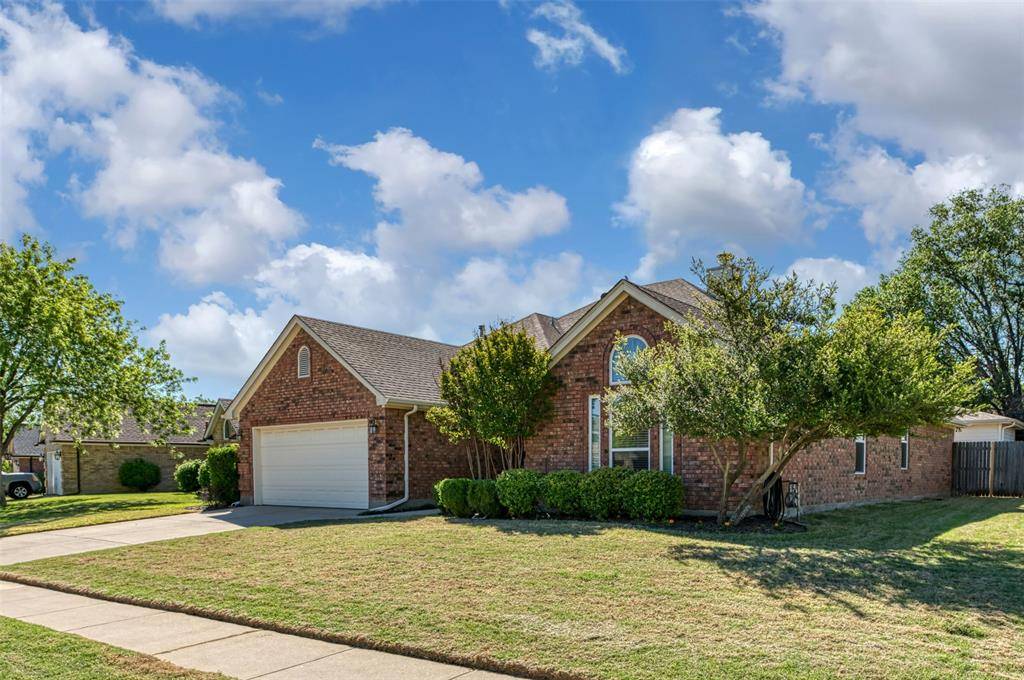 1057 Springwood Drive, Saginaw, TX 76179