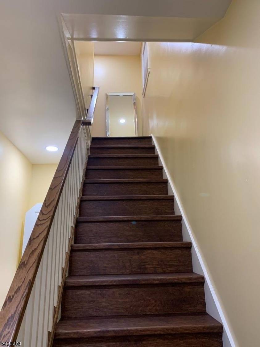 330 River Dr, Garfield City, NJ 07026