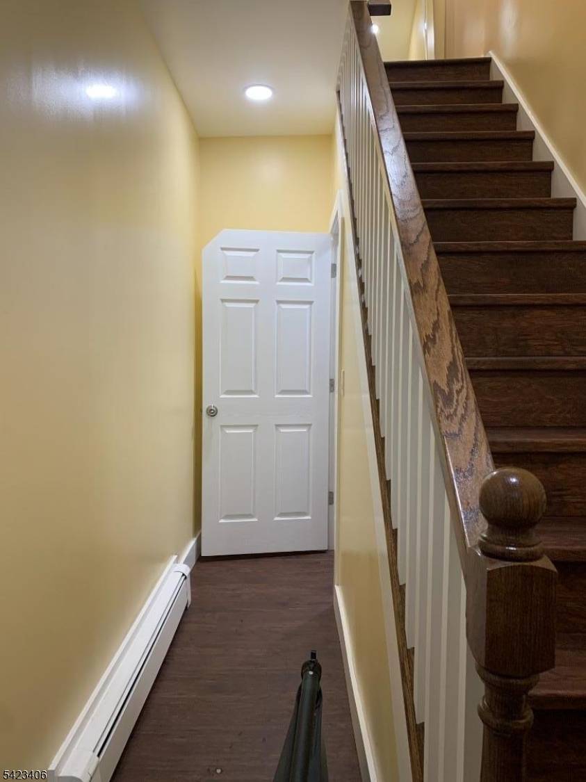 330 River Dr, Garfield City, NJ 07026
