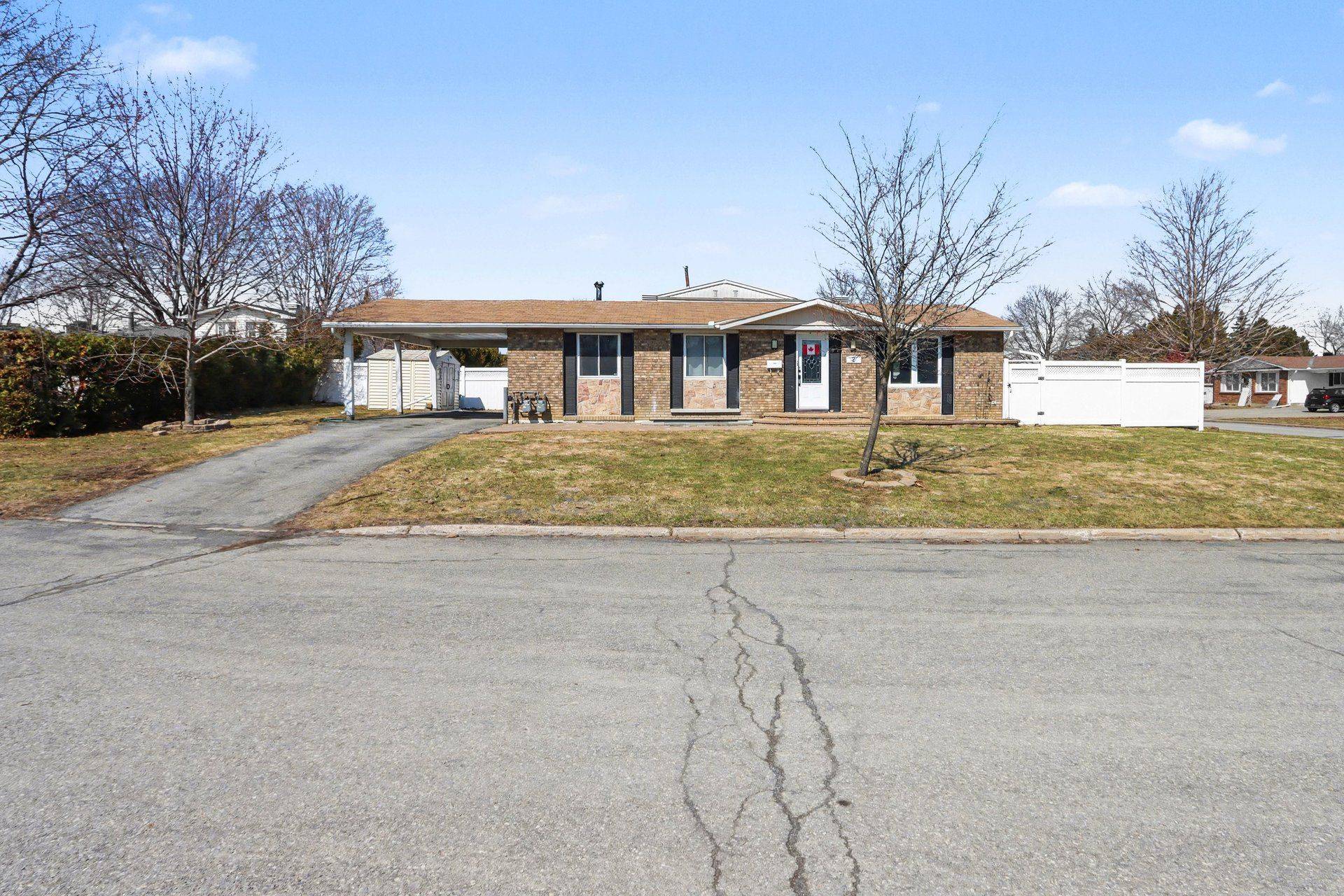 2 Folkstone CT, Elmvale Acres And Area, ON K1B 4J9