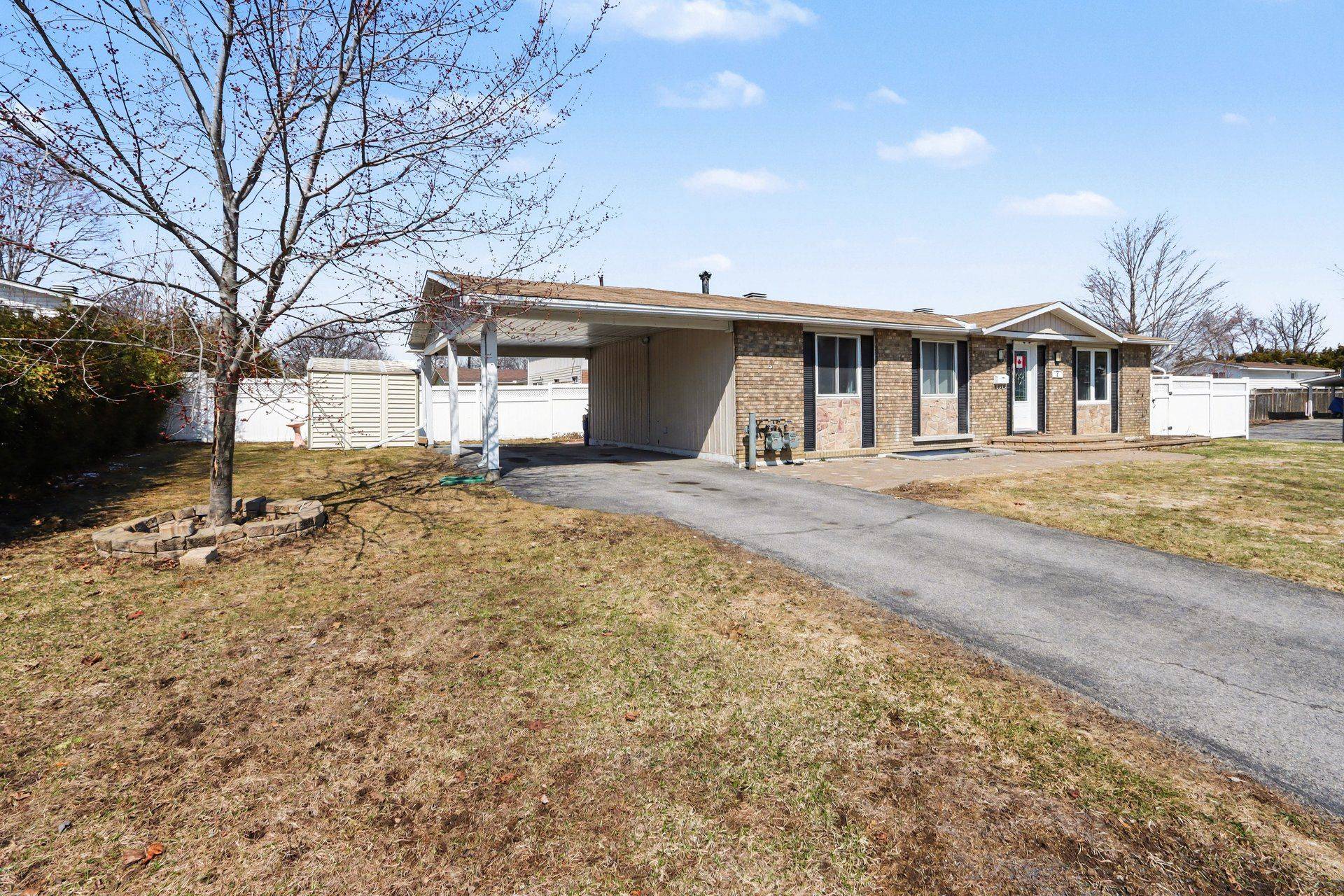 2 Folkstone CT, Elmvale Acres And Area, ON K1B 4J9